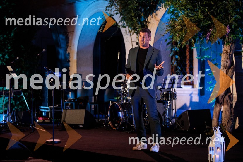  Klemen Bučan, radijski voditelj, stand-up komik, DJKresna noč 2022, dobrodelna prireditev Lions kluba Ljubljana Ilirija