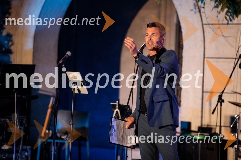  Klemen Bučan, radijski voditelj, stand-up komik, DJKresna noč 2022, dobrodelna prireditev Lions kluba Ljubljana Ilirija