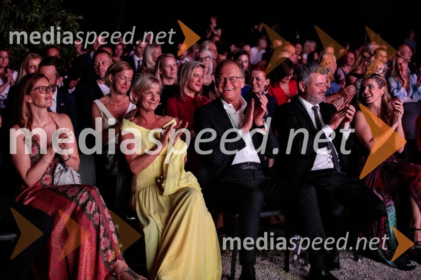  ... ;  Sonja Poljanšek Škrabec, lastnica Welness centra Sunny;  Janez  Škrabec, direktor Riko d.o.o., predsednik Slovensko-ruskega poslovnega sveta;  Ernest Novak, plastični kirurg;  Nejka  Grabnar,  HR & Communications Business Partner, NumipKresna noč 2022, dobrodelna prireditev Lions kluba Ljubljana Ilirija