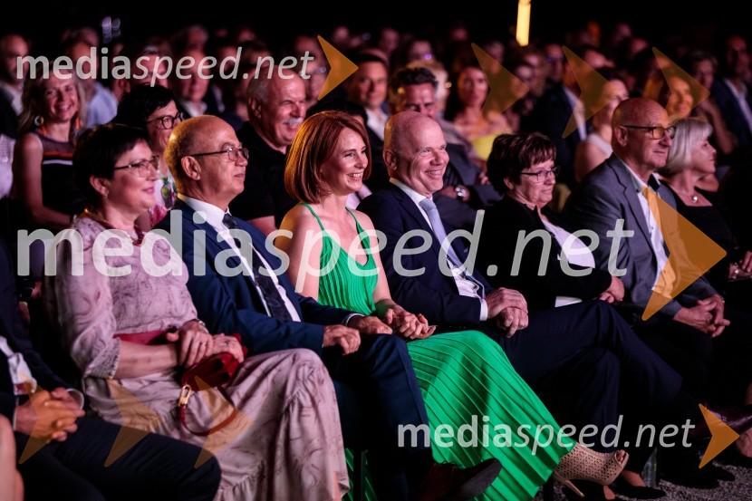  ... ;  Mihajlo  Brodovič, ukrajinski veleposlanik v Sloveniji;  Maja Vidergar , predsednica Lions kluba Ljubljana Iliriia;  ... ;  ... ;  ... Kresna noč 2022, dobrodelna prireditev Lions kluba Ljubljana Ilirija