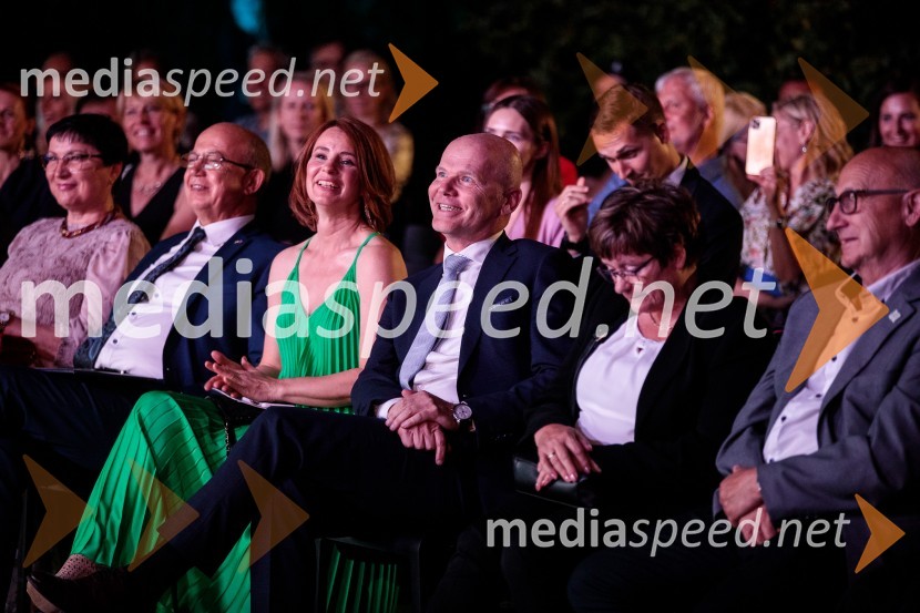  ... ;  Mihajlo  Brodovič, ukrajinski veleposlanik v Sloveniji;  Maja Vidergar , predsednica Lions kluba Ljubljana Iliriia;  ... ;  ... ;  ... Kresna noč 2022, dobrodelna prireditev Lions kluba Ljubljana Ilirija