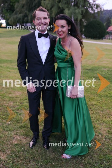  Tomaž Orešič, podpredsednik skupine Resalta;  Tijana Orešič Barač, dr. med. specialistka dermatologijeKresna noč 2022, dobrodelna prireditev Lions kluba Ljubljana Ilirija