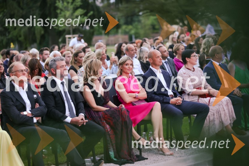  Janez  Škrabec, direktor Riko d.o.o., predsednik Slovensko-ruskega poslovnega sveta;  Ernest Novak, plastični kirurg;  Nejka  Grabnar,  HR & Communications Business Partner, Numip;  Barbara Uranjek, direktorica, Britansko-slovenska gospodarska zbornica;  Primož Kozina, odvetnik;  ... ;  Mihajlo  Brodovič, ukrajinski veleposlanik v SlovenijiKresna noč 2022, dobrodelna prireditev Lions kluba Ljubljana Ilirija