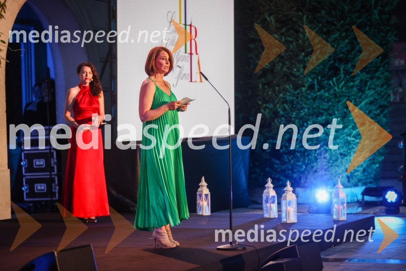  Tajda Lekše, voditeljica;  Maja Vidergar , predsednica Lions kluba Ljubljana IliriiaKresna noč 2022, dobrodelna prireditev Lions kluba Ljubljana Ilirija