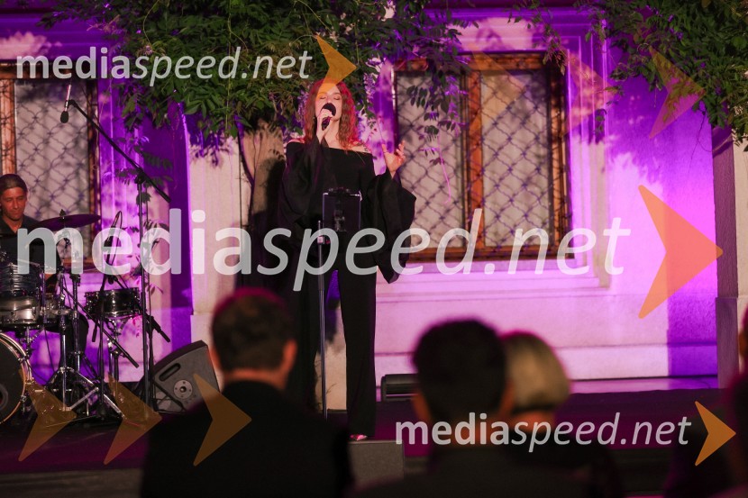  Maja Keuc, pevka, AmayaKresna noč 2022, dobrodelna prireditev Lions kluba Ljubljana Ilirija