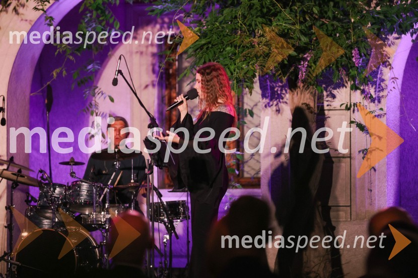  Maja Keuc, pevka, AmayaKresna noč 2022, dobrodelna prireditev Lions kluba Ljubljana Ilirija