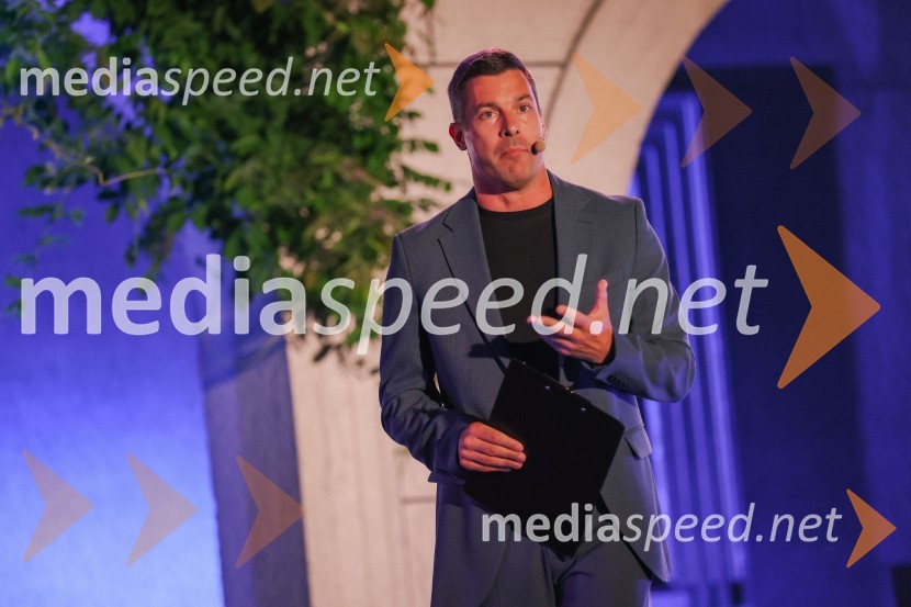  Klemen Bučan, radijski voditelj, stand-up komik, DJKresna noč 2022, dobrodelna prireditev Lions kluba Ljubljana Ilirija