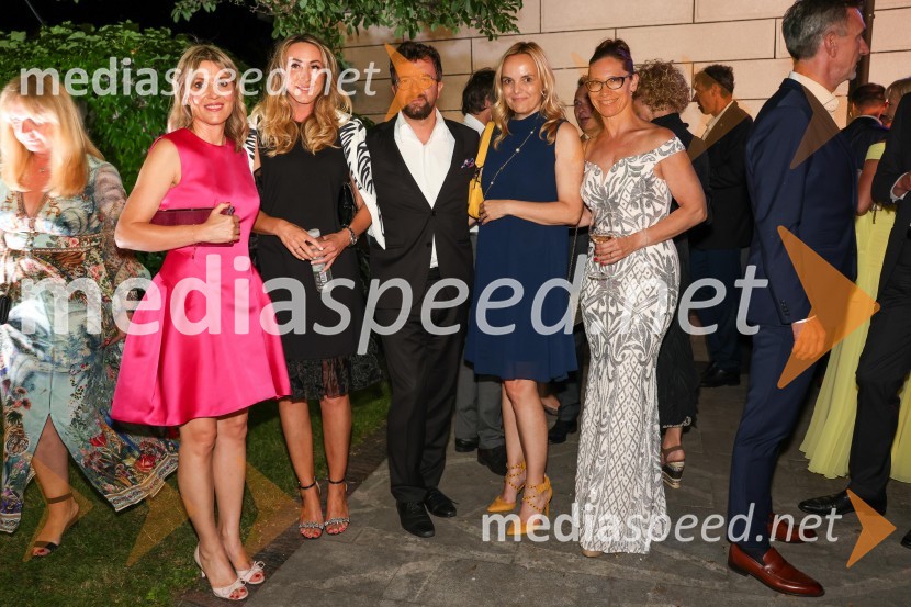  Barbara Uranjek, direktorica, Britansko-slovenska gospodarska zbornica;  ... ;  Žiga Vavpotič, podjetnik;  Ajša Vodnik, izvršna direktorica AmCham (Ameriška gospodarska zbornica);  Katja  Mlakar, agencija AVIKresna noč 2022, dobrodelna prireditev Lions kluba Ljubljana Ilirija