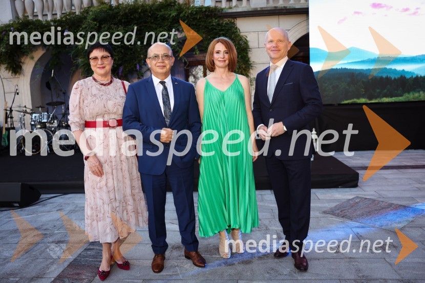  ... ;  Mihajlo  Brodovič, ukrajinski veleposlanik v Sloveniji;  Maja Vidergar , predsednica Lions kluba Ljubljana Iliriia;  ... Kresna noč 2022, dobrodelna prireditev Lions kluba Ljubljana Ilirija