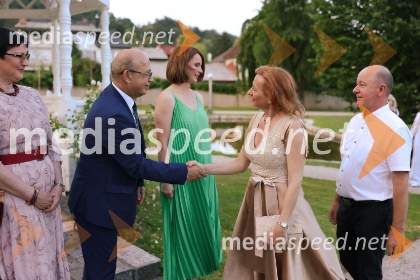  Mihajlo  Brodovič, ukrajinski veleposlanik v Sloveniji;  Maja Vidergar , predsednica Lions kluba Ljubljana Iliriia;  ... ;  ... Kresna noč 2022, dobrodelna prireditev Lions kluba Ljubljana Ilirija