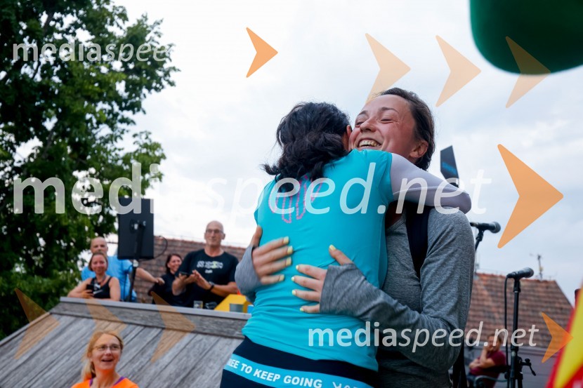  Betka Šuhel Mikolič, mentorica nastopanja v javnosti, radijska in televizijska voditeljica, podjetje BPR;  Anja Ramšak, voditeljica, Radio 1Od vzhoda do vzhoda 2022 - skupinski vzpon na Šmarno goro