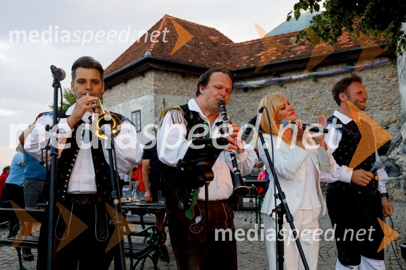  ... ;  ... ;  Nuša Derenda, pevka;  ... Od vzhoda do vzhoda 2022 - skupinski vzpon na Šmarno goro