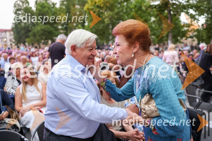  Milan Kučan, nekdanji predsednik Republike Slovenije;  Elza Budau, slovenska tekstopiska, pesnica in pisateljicaPoletna noč, otvoritev jubilejnega 70. Ljubljana Festivala