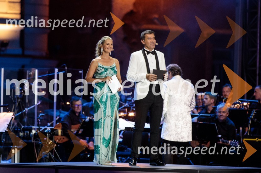  Bernarda Žarn, voditeljica;  Mario Galunič, TV voditeljPoletna noč, otvoritev jubilejnega 70. Ljubljana Festivala
