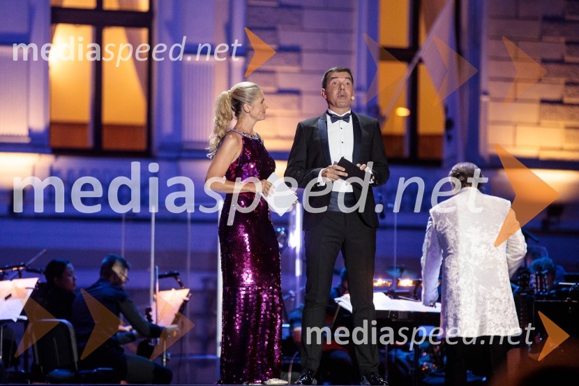  Bernarda Žarn, voditeljica;  Mario Galunič, TV voditeljPoletna noč, otvoritev jubilejnega 70. Ljubljana Festivala