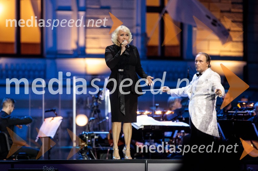  Alenka Godec, pevka;  ... Poletna noč, otvoritev jubilejnega 70. Ljubljana Festivala