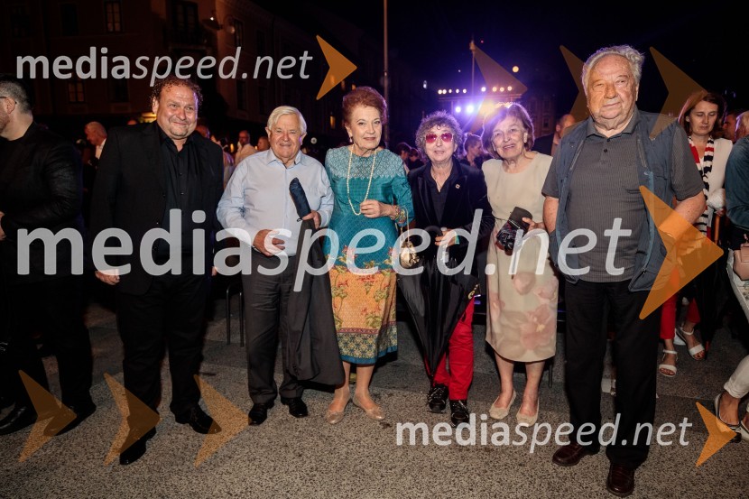  Darko  Brlek, direktor in umetniški vodja, Festival Ljubljana;  Milan Kučan, nekdanji predsednik Republike Slovenije;  Elza Budau, slovenska tekstopiska, pesnica in pisateljica;  Dragica Petrovič, režiserka in producentka;  Štefka Kučan;  Jure Robežnik, skladateljPoletna noč, otvoritev jubilejnega 70. Ljubljana Festivala