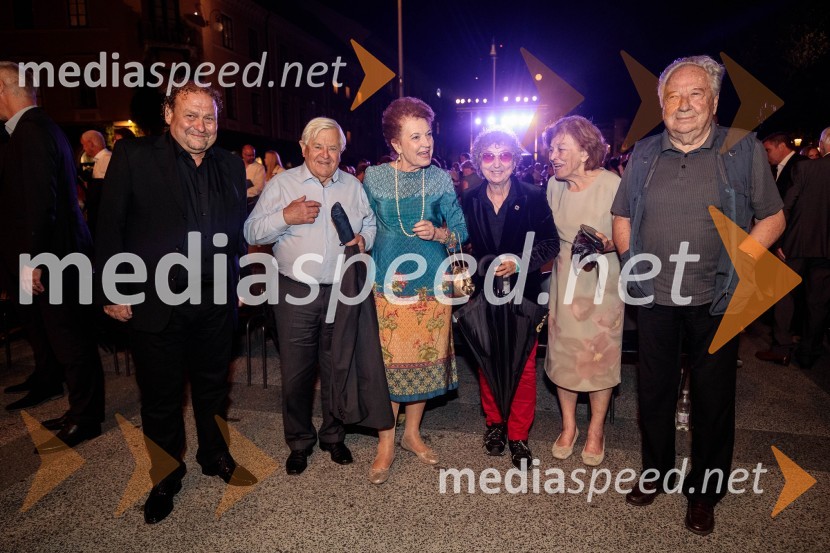  Darko  Brlek, direktor in umetniški vodja, Festival Ljubljana;  Milan Kučan, nekdanji predsednik Republike Slovenije;  Elza Budau, slovenska tekstopiska, pesnica in pisateljica;  Dragica Petrovič, režiserka in producentka;  Štefka Kučan;  Jure Robežnik, skladateljPoletna noč, otvoritev jubilejnega 70. Ljubljana Festivala