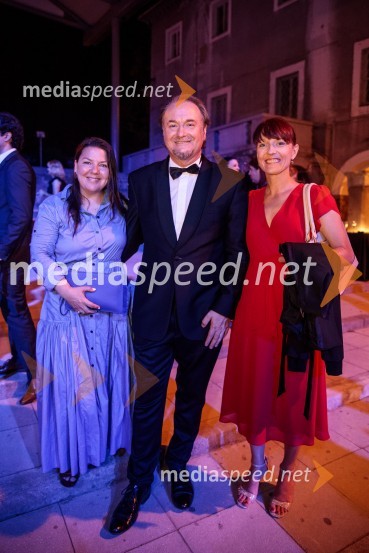  Tjaša Kolenc Filipčič, vodja upravljanja z blagovno znamko in direktorica marketinga v Skupini Triglav;  Patrik Greblo, dirigent;  Urša Manček Rakovec, marketing, RTV SlovenijaPoletna noč, otvoritev jubilejnega 70. Ljubljana Festivala