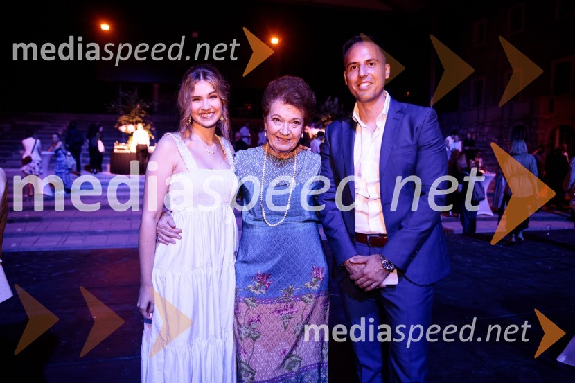  Saša Lešnjek, pevka, igralka;  Elza Budau, slovenska tekstopiska, pesnica in pisateljica;  Bernardo Brizani, violončelistPoletna noč, otvoritev jubilejnega 70. Ljubljana Festivala