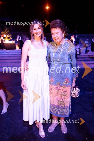  Saša Lešnjek, pevka, igralka;  Elza Budau, slovenska tekstopiska, pesnica in pisateljicaPoletna noč, otvoritev jubilejnega 70. Ljubljana Festivala