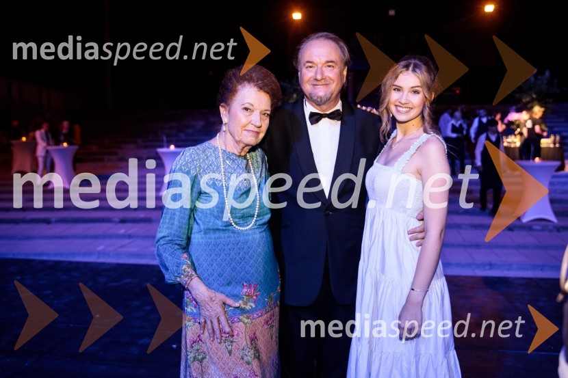  Elza Budau, slovenska tekstopiska, pesnica in pisateljica;  Patrik Greblo, dirigent;  Saša Lešnjek, pevka, igralkaPoletna noč, otvoritev jubilejnega 70. Ljubljana Festivala