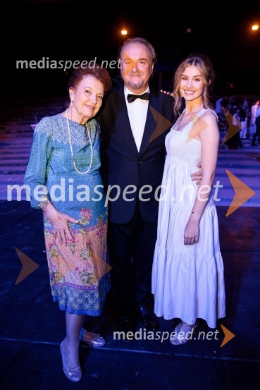  Elza Budau, slovenska tekstopiska, pesnica in pisateljica;  Patrik Greblo, dirigent;  Saša Lešnjek, pevka, igralkaPoletna noč, otvoritev jubilejnega 70. Ljubljana Festivala