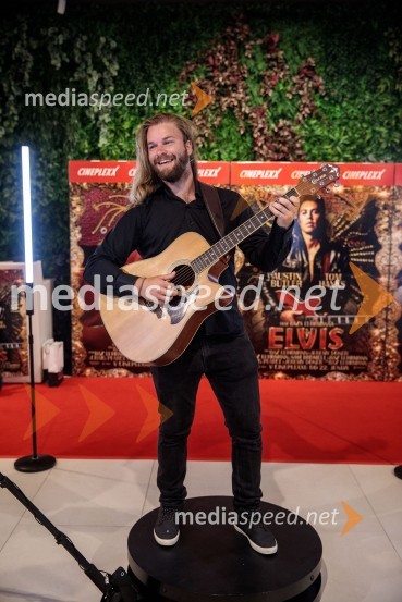  Filip  Pfeifer, kitarist, Smooth bandPremiera filma Elvis, Cineplexx Ljubljana