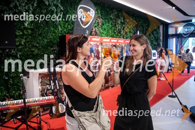  Maja Lesar, fotografinja;  Kaja LesarPremiera filma Elvis, Cineplexx Ljubljana