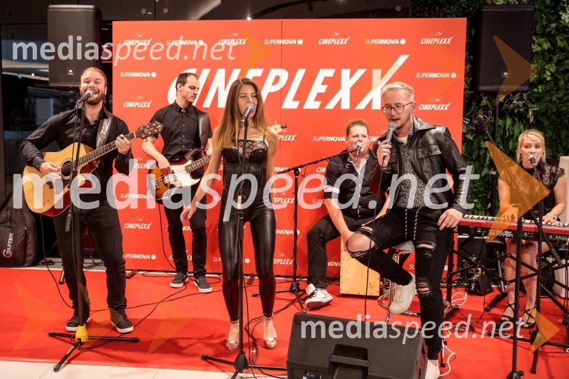  Filip  Pfeifer, kitarist, Smooth band;  Primož Paril, basist, Smooth band;  Nastja Omahna, pevka;  Luka Venek, bobnar, Smooth band;  Klemen Finkšt, pevec, Smooth band;  Fia Selič, pianistka, Smooth bandPremiera filma Elvis, Cineplexx Ljubljana