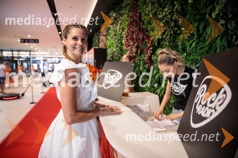  Teja  Jugovic, spletna vplivnica, Cool mamacita;  ... Premiera filma Elvis, Cineplexx Ljubljana