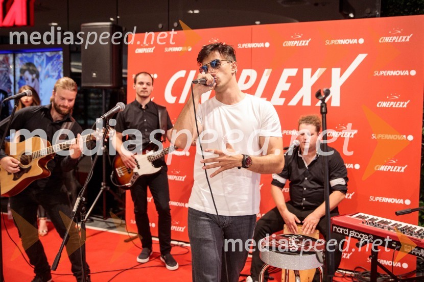  Filip  Pfeifer, kitarist, Smooth band;  Primož Paril, basist, Smooth band;  Marko  Stanković, glasbenik;  Luka Venek, bobnar, Smooth bandPremiera filma Elvis, Cineplexx Ljubljana