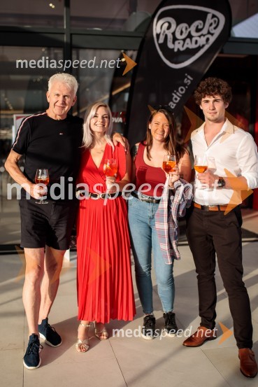  Andrej Šifrer, glasbenik;  Alenka Trogrlič, youtuberka;  Deina Meglič;  ... Premiera filma Elvis, Cineplexx Ljubljana