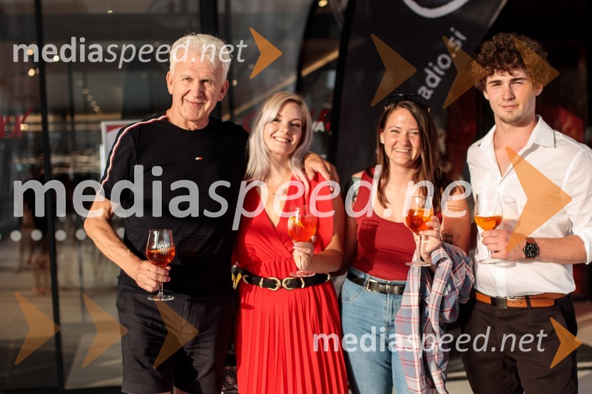  Andrej Šifrer, glasbenik;  Alenka Trogrlič, youtuberka;  Deina Meglič;  ... Premiera filma Elvis, Cineplexx Ljubljana