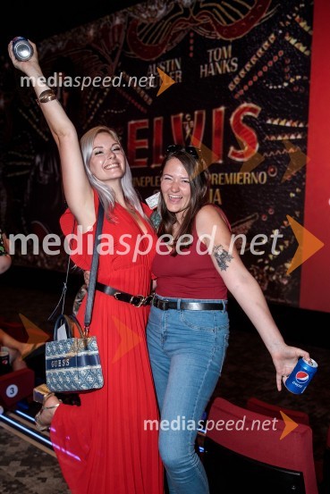  Alenka Trogrlič, youtuberka;  Deina MegličPremiera filma Elvis, Cineplexx Ljubljana