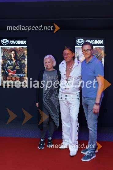  Polona Meznarič;  Samir Kobler, pevec;  Stipe Jerić, direktor MariboxPredpremiera filma Elvis, Maribox