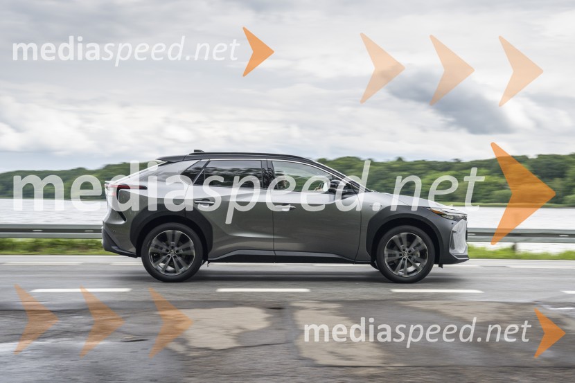 V prihodu je Toyotino prvo povsem električno vozilo