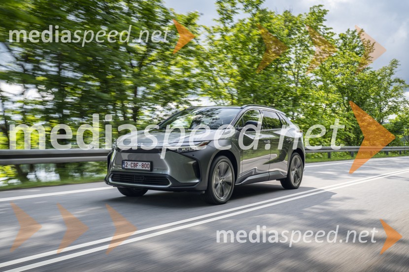 V prihodu je Toyotino prvo povsem električno vozilo