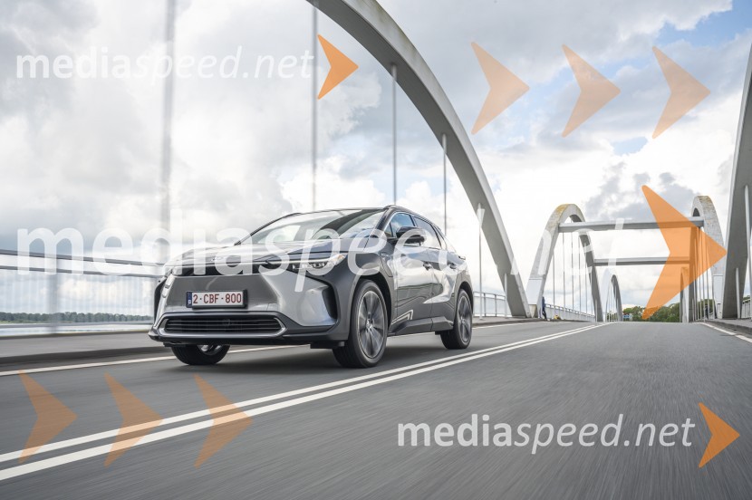 V prihodu je Toyotino prvo povsem električno vozilo