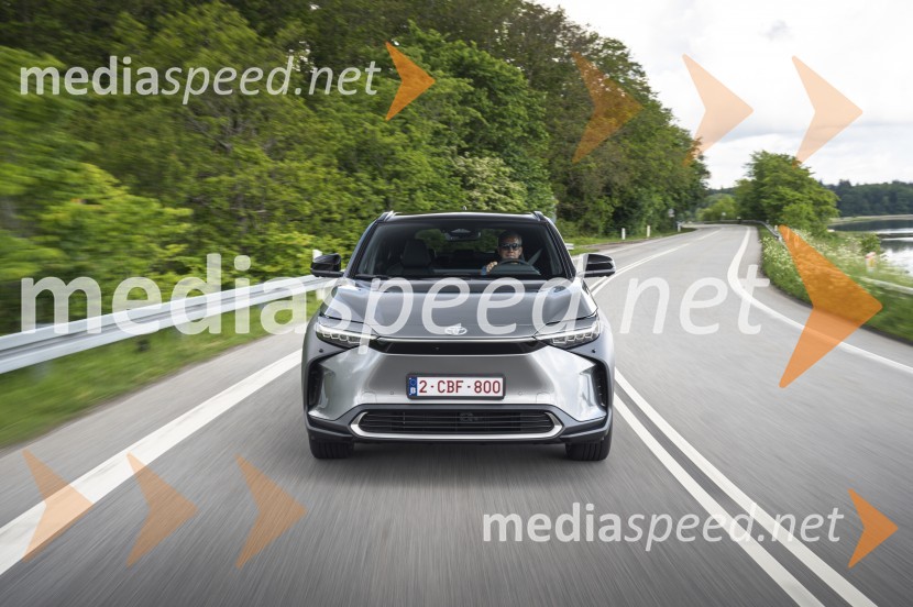 V prihodu je Toyotino prvo povsem električno vozilo