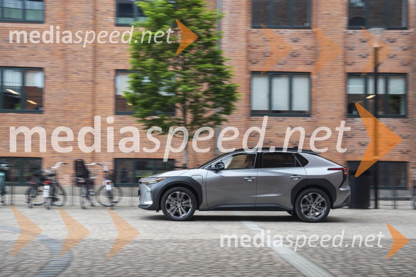 V prihodu je Toyotino prvo povsem električno vozilo