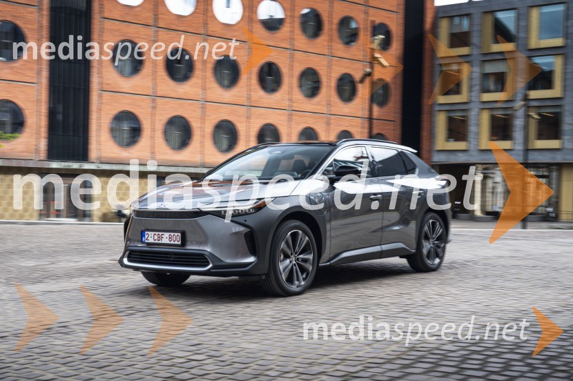 V prihodu je Toyotino prvo povsem električno vozilo