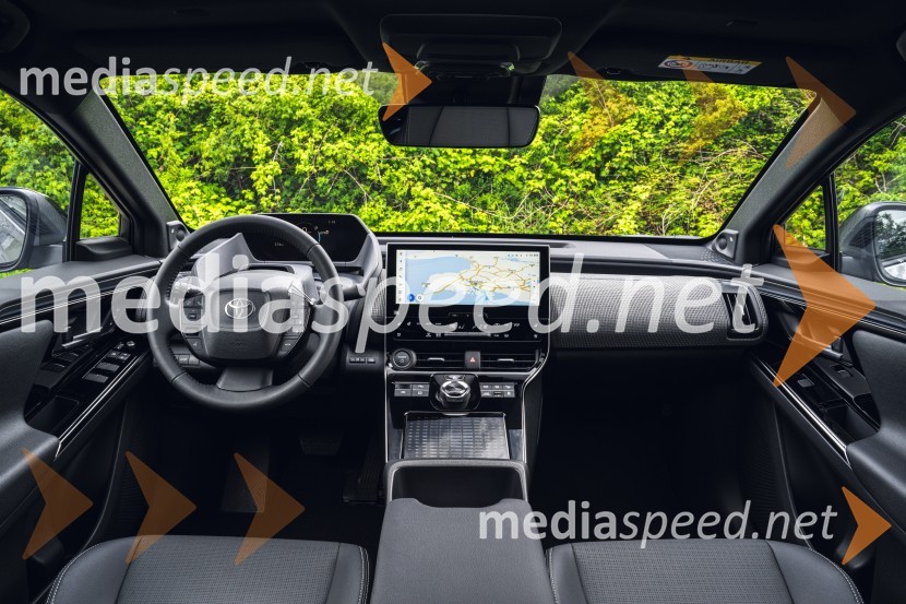 V prihodu je Toyotino prvo povsem električno vozilo