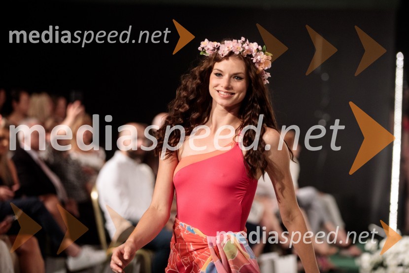  Katja Škofic, manekenka, plesalkaModna revija Lisca za pomlad-poletje 2023: Hedonizem, ljubezen in uporništvo