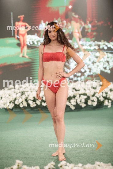  Marina Raneta, manekenkaModna revija Lisca za pomlad-poletje 2023: Hedonizem, ljubezen in uporništvo