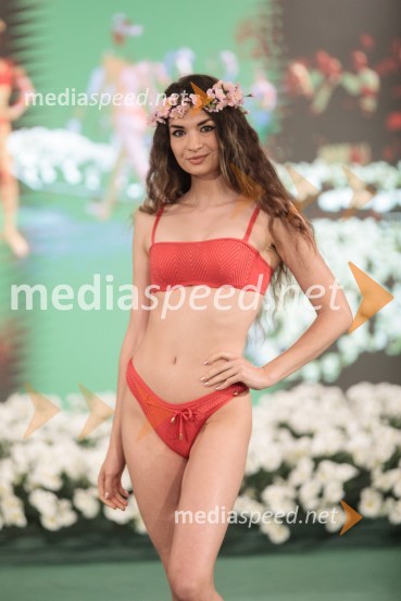  Marina Raneta, manekenkaModna revija Lisca za pomlad-poletje 2023: Hedonizem, ljubezen in uporništvo