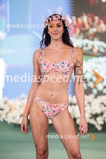  Klara Videmšek, manekenkaModna revija Lisca za pomlad-poletje 2023: Hedonizem, ljubezen in uporništvo