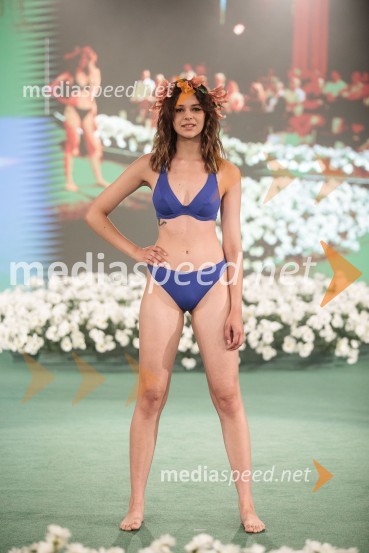  Amber Škrabec, manekenkaModna revija Lisca za pomlad-poletje 2023: Hedonizem, ljubezen in uporništvo