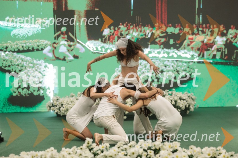  Rosalie Reya, plesalka, modna oblikovalkaModna revija Lisca za pomlad-poletje 2023: Hedonizem, ljubezen in uporništvo