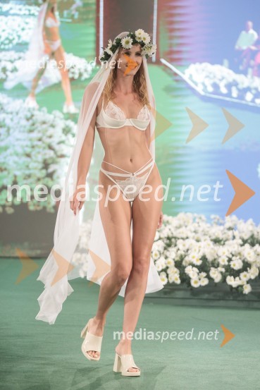  Nastasja Prihoda, manekenkaModna revija Lisca za pomlad-poletje 2023: Hedonizem, ljubezen in uporništvo